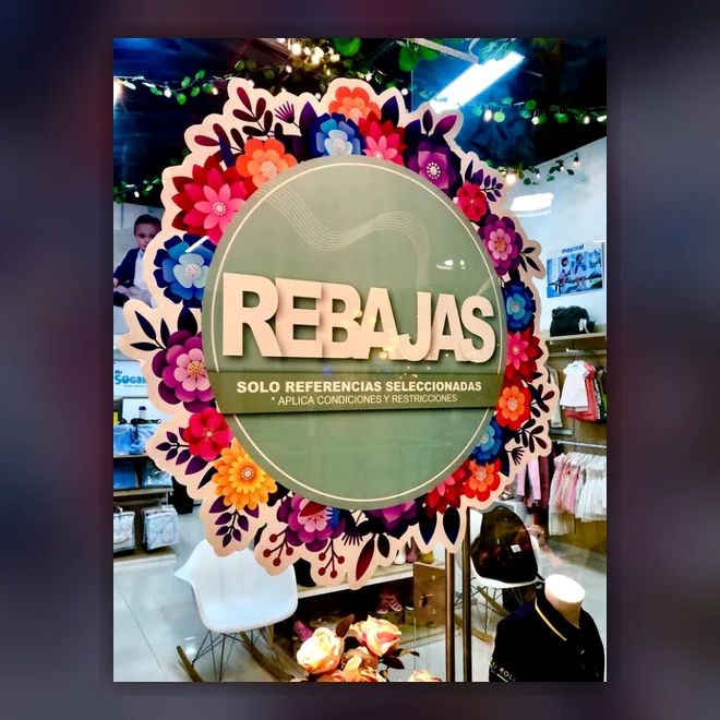 Proyecto real de Creador Gráfico: Pieza promocional con elementos florales para vitrina comercial.