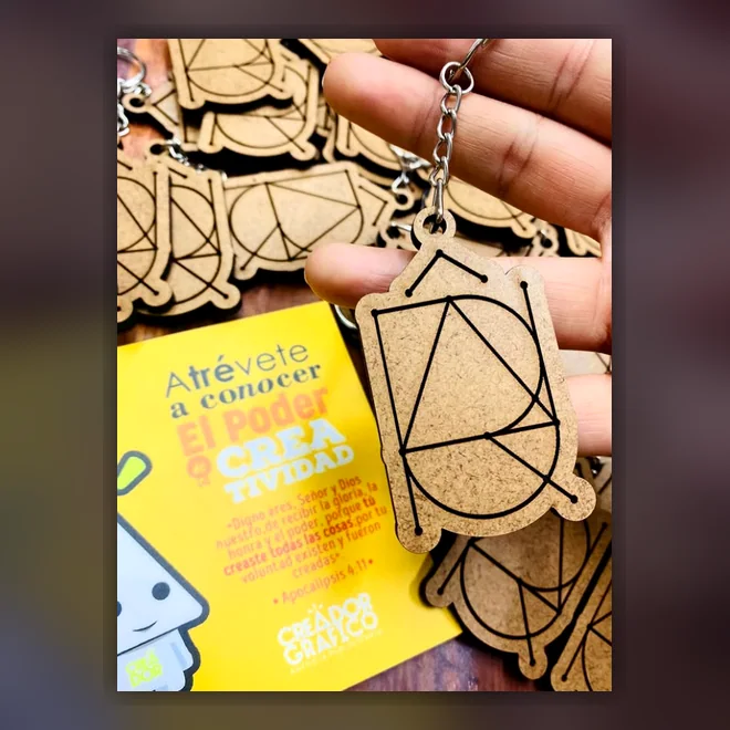 Proyecto real de Creador Gráfico: Llaveros en MDF con grabado y piezas gráficas complementarias.