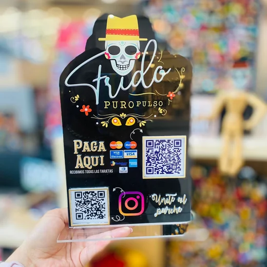 Proyecto real de Creador Gráfico: Display acrílico con QR, redes sociales y medios de pago.